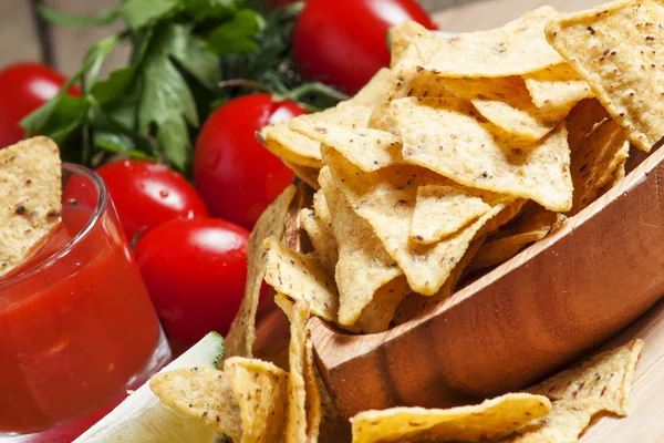 Nachos in ciotola di legno con salsa — Foto Stock