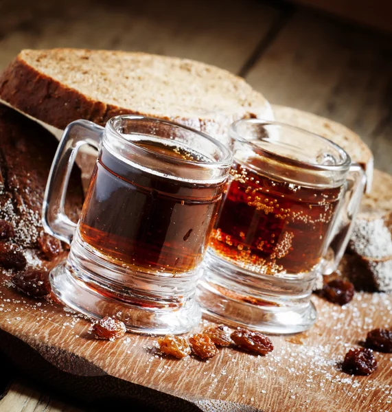 Tradiční ruský nápoj v hrnky, žitný chléb — Stock fotografie