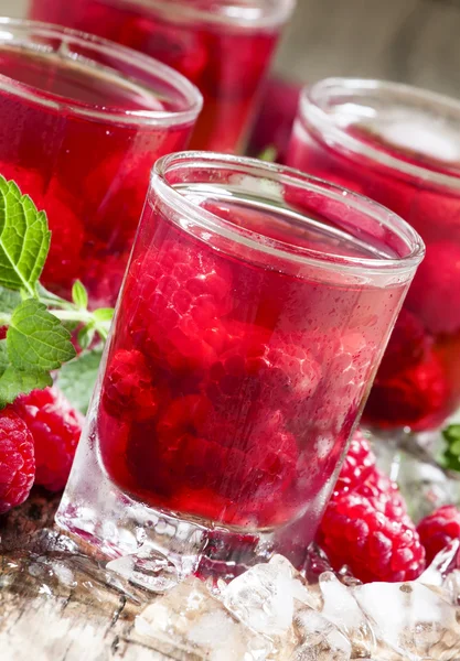 차가운 딸기 민트와 얼음 음료 — 스톡 사진