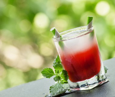 Donmuş kırmızı kokteyl