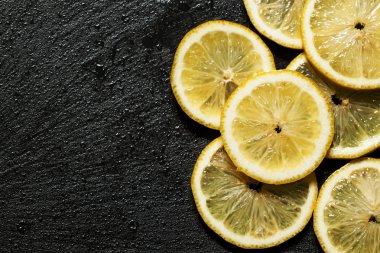 Koyu arkaplanda dilimlenmiş limon