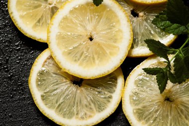 Koyu arkaplanda dilimlenmiş limon