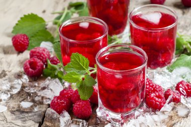 Nane ve buz ile soğuk ahududu iç