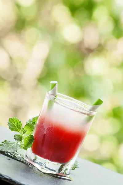 Jäädytetty punainen cocktail — kuvapankkivalokuva