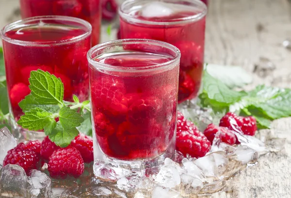 Bevanda fredda al lampone con menta e ghiaccio — Foto Stock