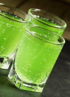 Yeşil kokteyl ROM, nane, soda ve şeker ile