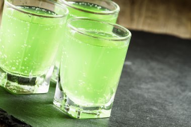 Yeşil kokteyl ROM, nane, soda ve şeker ile