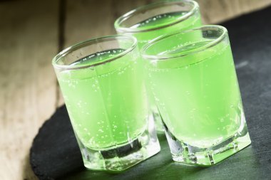 Yeşil kokteyl ROM, nane, soda ve şeker ile