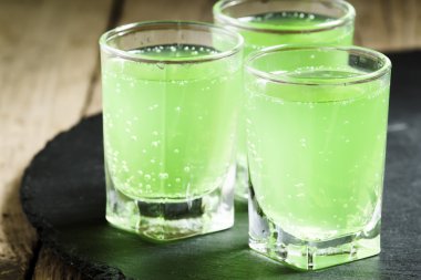 Yeşil kokteyl ROM, nane, soda ve şeker ile