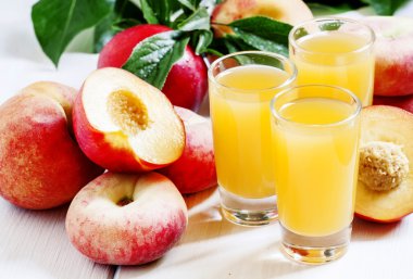 Meyve ile taze şeftali suyu 