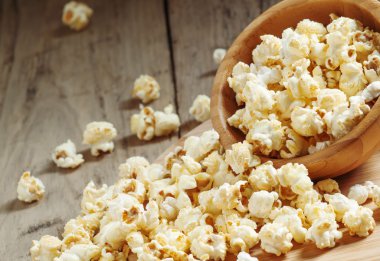 Karamelli patlamış mısır ahşap bir kaseden döktü