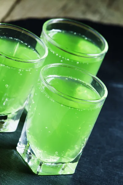 Grüner Cocktail mit Rum, Minze, Soda und Zucker — Stockfoto