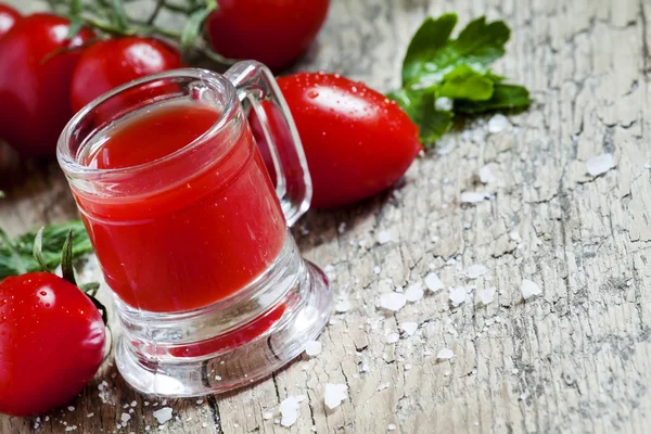Tomatensaft im altmodischen Becher — Stockfoto