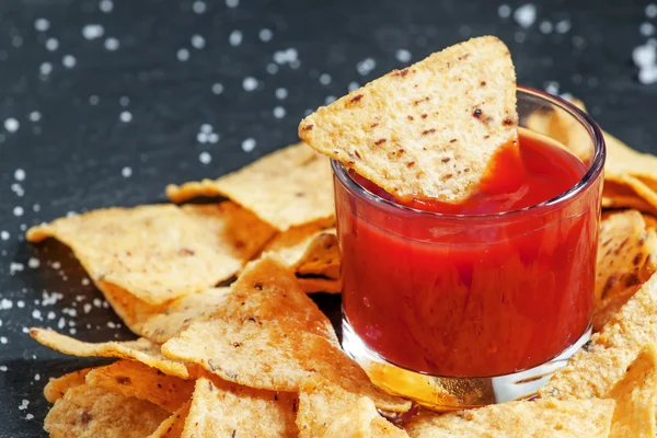 Snacks mexicanos nachos de maíz con salsa de tomate y sal — Foto de Stock