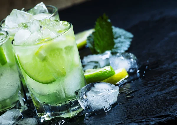 Lemon-lime groen drankje met crushed ijs — Stockfoto