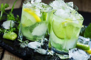 Kırılmış buz ile limon kireç yeşil içecek 