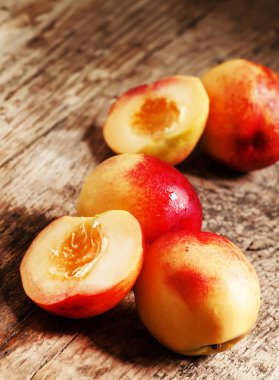 Olgun sarı-kırmızı nektarin  