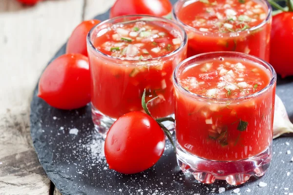 Томатный сок с овощами и свежими помидорами — стоковое фото