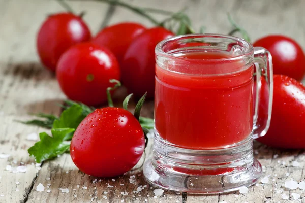 Tomatsaft i gammaldags mugg — Stockfoto