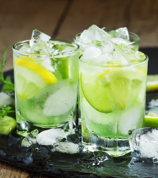 Лимонно-лаймовый зеленый напиток со льдом — стоковое фото