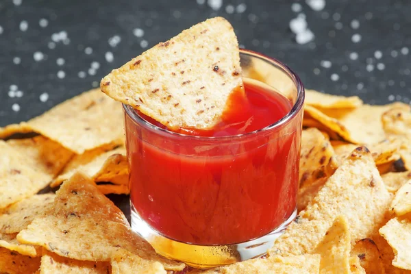 Snacks mexicanos nachos de maíz con salsa de tomate y sal — Foto de Stock