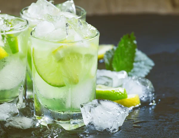Zitronen-Limetten-Grüngetränk mit Crushed Ice — Stockfoto