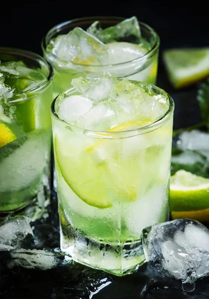 Boisson verte citron-lime avec glace concassée — Photo