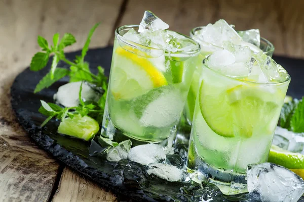 Лимонно-лаймовый зеленый напиток со льдом — стоковое фото