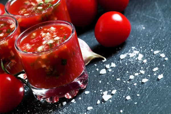 Sumo de tomate com legumes e tomates frescos — Fotografia de Stock