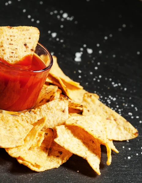 Petiscos mexicanos nachos de milho com molho de tomate e sal — Fotografia de Stock