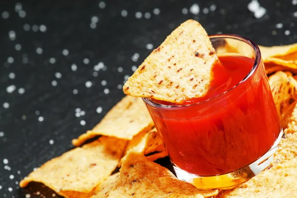 Mexikanska snacks majs nachos med tomatsås och salt — Stockfoto