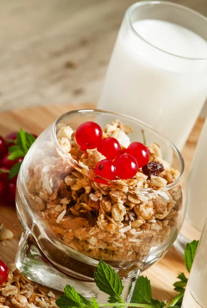 Hälsosam frukost med müsli, mjölk och red cuurant — Stockfoto