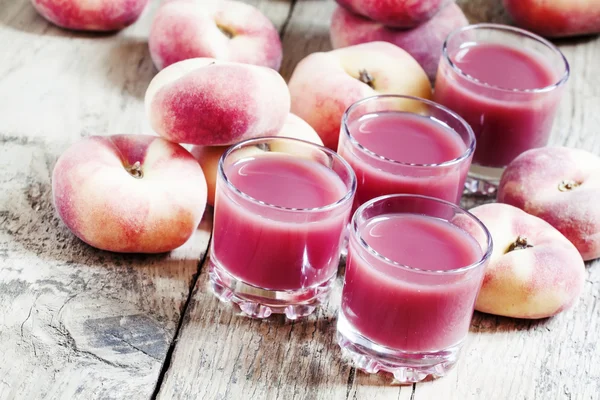 Розовый персиковый сок — стоковое фото