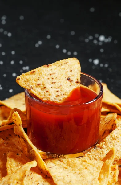 Mexicaanse hapjes maïs nachos met tomatensaus en zout — Stockfoto
