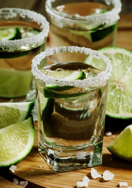 Silber mexikanischer Tequila mit Limette und Salz — Stockfoto