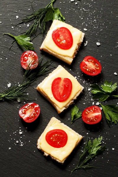 Горячие сэндвичи с сыром и помидорами — стоковое фото