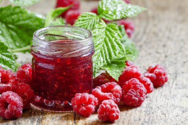 Taze Ahududu ve yeşil yaprakları ile Ahududu reçeli 