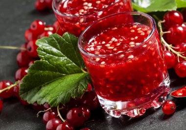 Taze ev yapımı reçel kırmızı kuş üzümü bir gözlük ovuşturdu