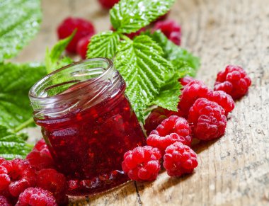 Taze Ahududu ve yeşil yaprakları ile Ahududu reçeli 