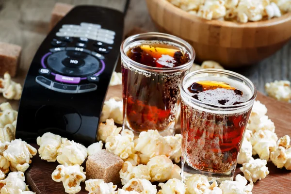 Popcorn, Cola, Fernbedienung — Stockfoto