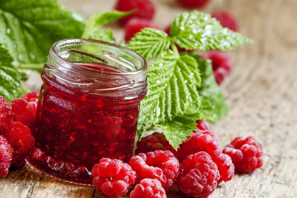 Taze Ahududu ve yeşil yaprakları ile Ahududu reçeli 