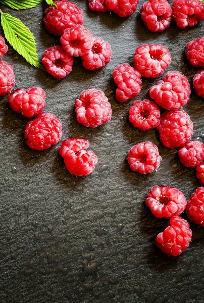 Juicy ripe raspberries with leaves — Stock Photo, Image