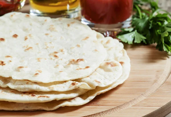 Zelfgemaakte tortilla op het bord — Stockfoto