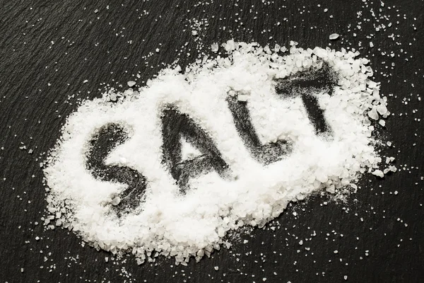 Karanlık bir arka plan üzerinde deniz tuzu