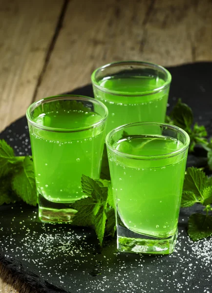 Grüner Cocktail mit Rum, Minze, Soda und Zucker — Stockfoto