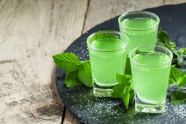 Yeşil kokteyl ROM, nane, soda ve şeker ile — Stok fotoğraf