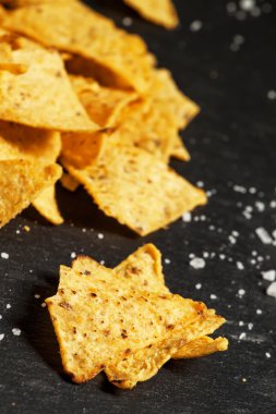 Cips ve karanlık bir arka plan üzerine tuz