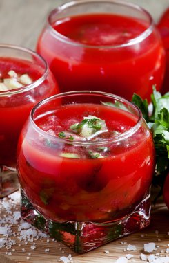 Yuvarlak cam kase sebze çorbası domates