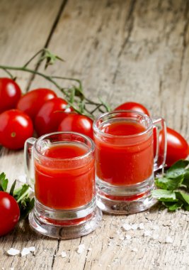 Eski moda vintage kupalar kokteyl Bloody Mary 