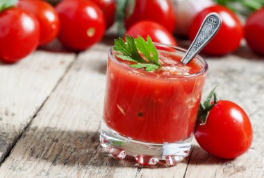 Sebze ve taze domates domates suyu